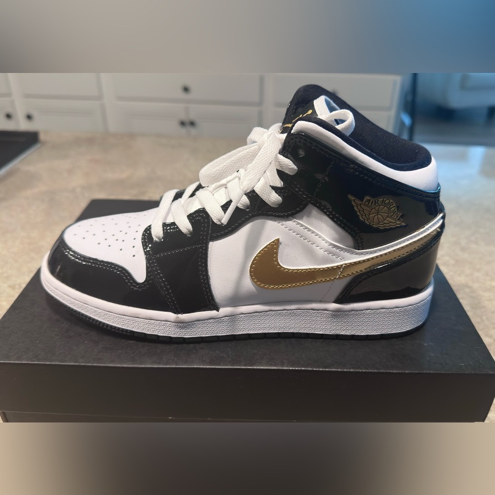 Jordan 1 Mid (Black, white, gold)